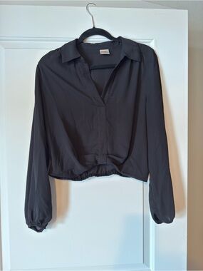 Cropped Black Long-Sleeve Blouse with Elastic Hem